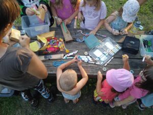 wakacje dla rodzin z dziećmi, leśna edukacja, zajęcia dla dzieci w lesie, rodzinne wakacje, wypoczynek