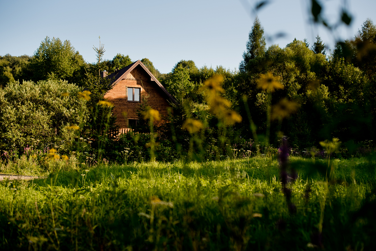 Buczynowa Dolina – dom w jesiennej scenerii w Beskidzie Niskim