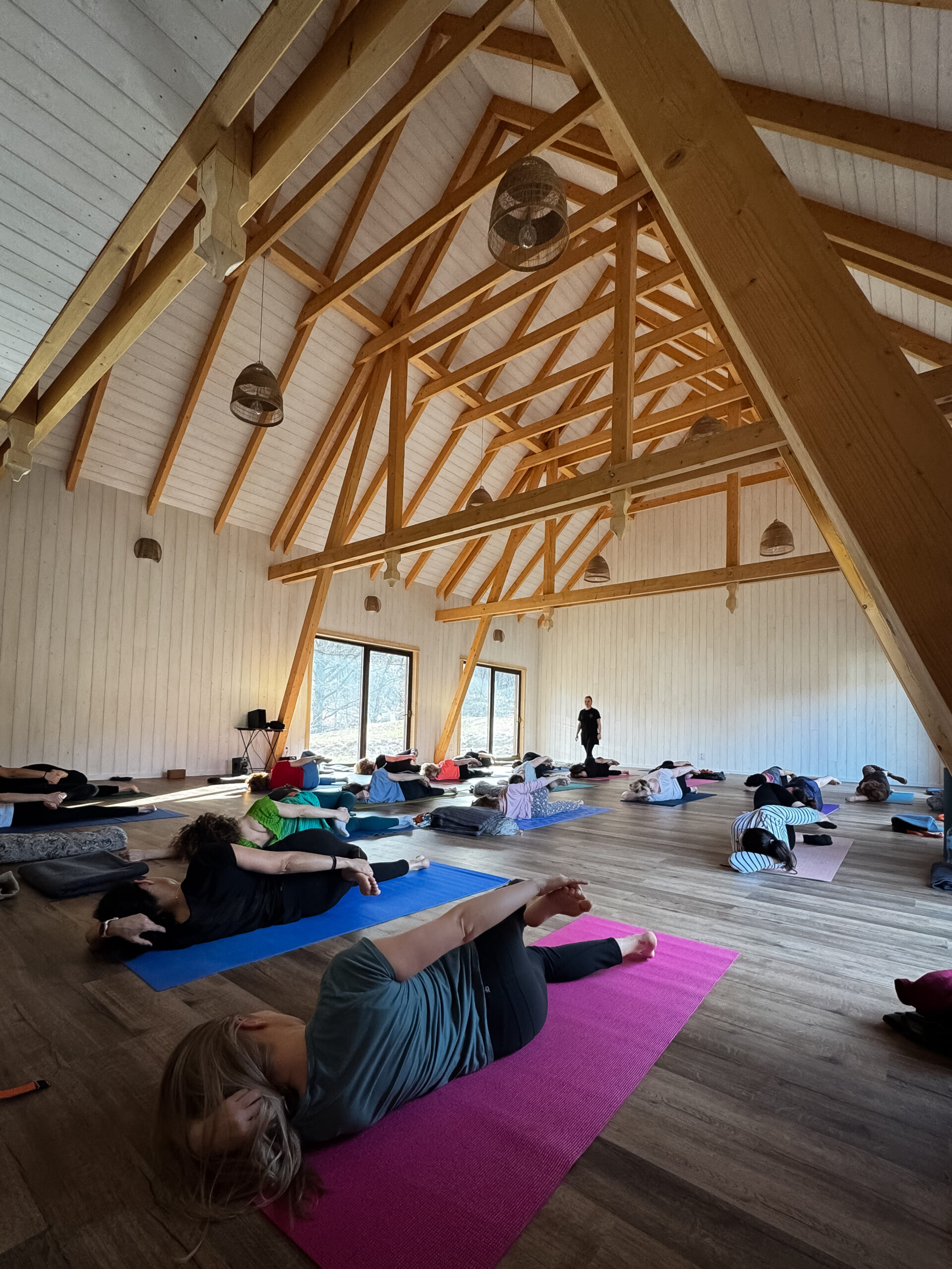 Sala warsztatowa – krąg uczestników, maty i instrumenty do koncertu mis i gongów