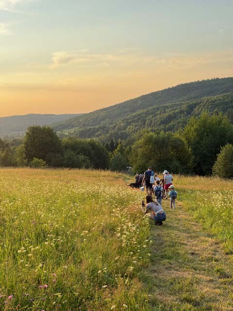 Dzieci wracające z lasu . 