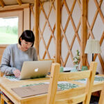 workation w Buczynowej Dolinie w Beskidzie Niskim drewniana jurta na wynajem